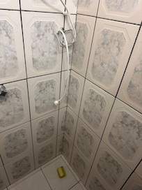 Condições do banheiro, tive que deixar o sabonete no chão pra tomar banho.