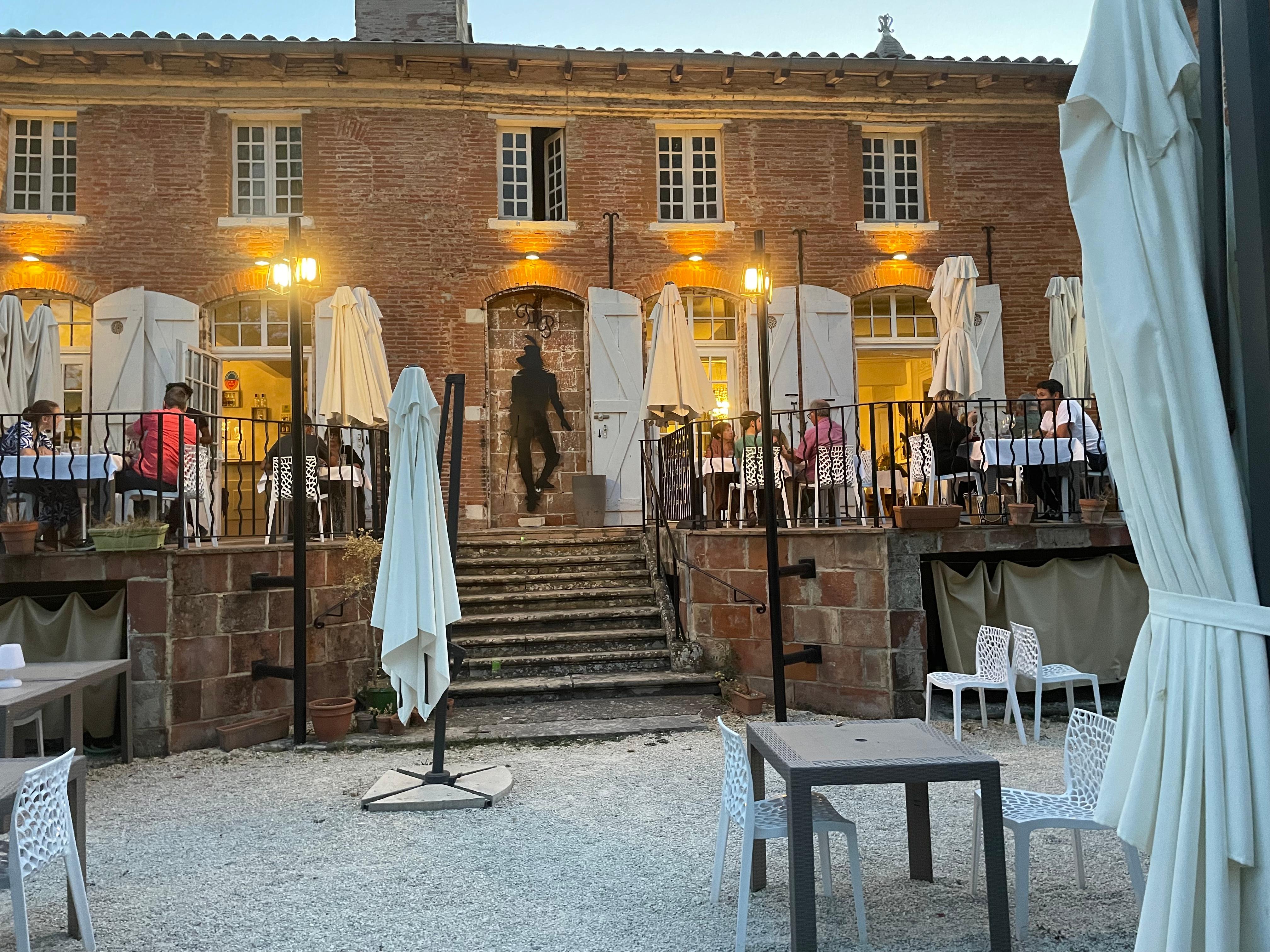 La très belle bâtisse et son restaurant à la tombée du jour. 