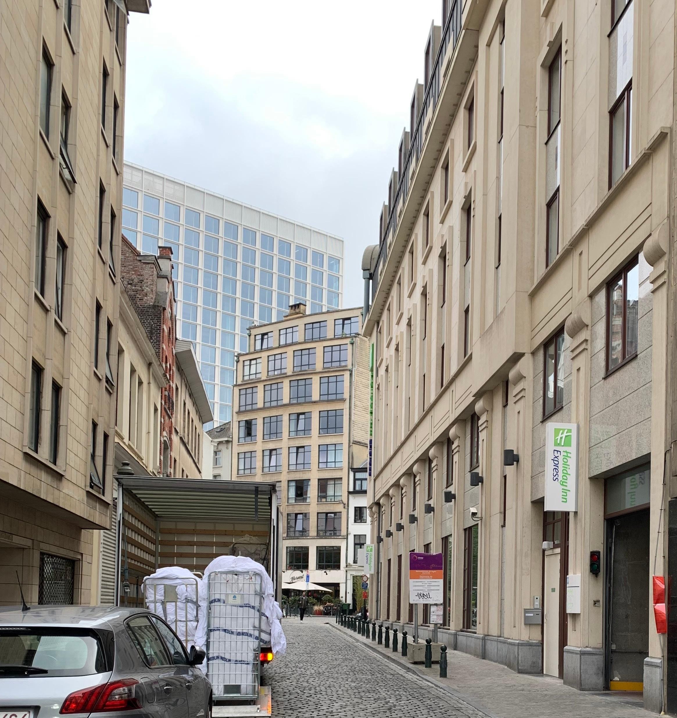 狹窄的停車場入口,如果遇到洗衣車在搬運,跟本過不去,還有可能會刮傷車輛。