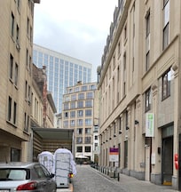 狹窄的停車場入口,如果遇到洗衣車在搬運,跟本過不去,還有可能會刮傷車輛。