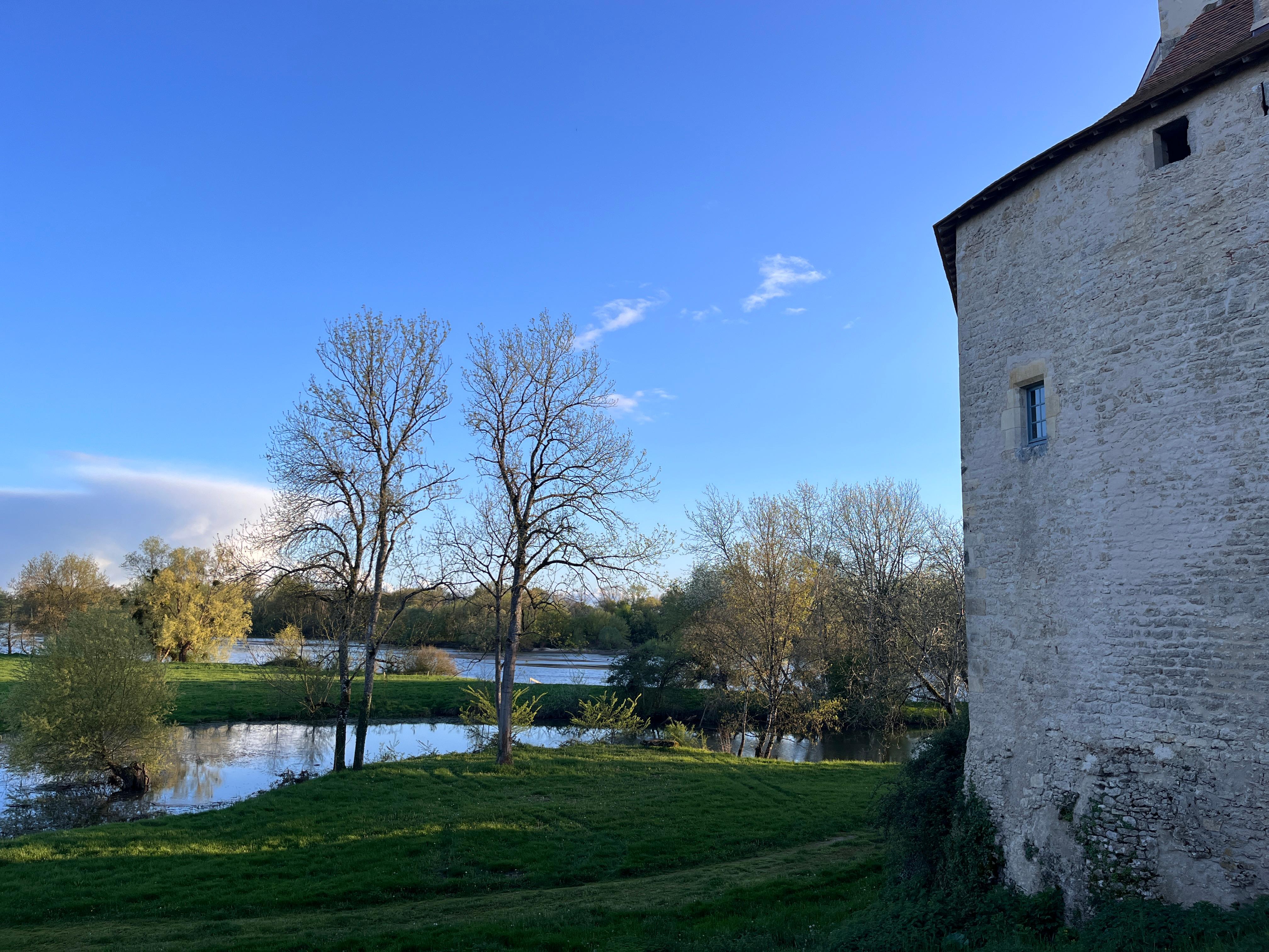 Aux abords du château