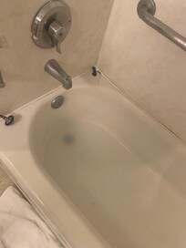 Banheira entupida e suja