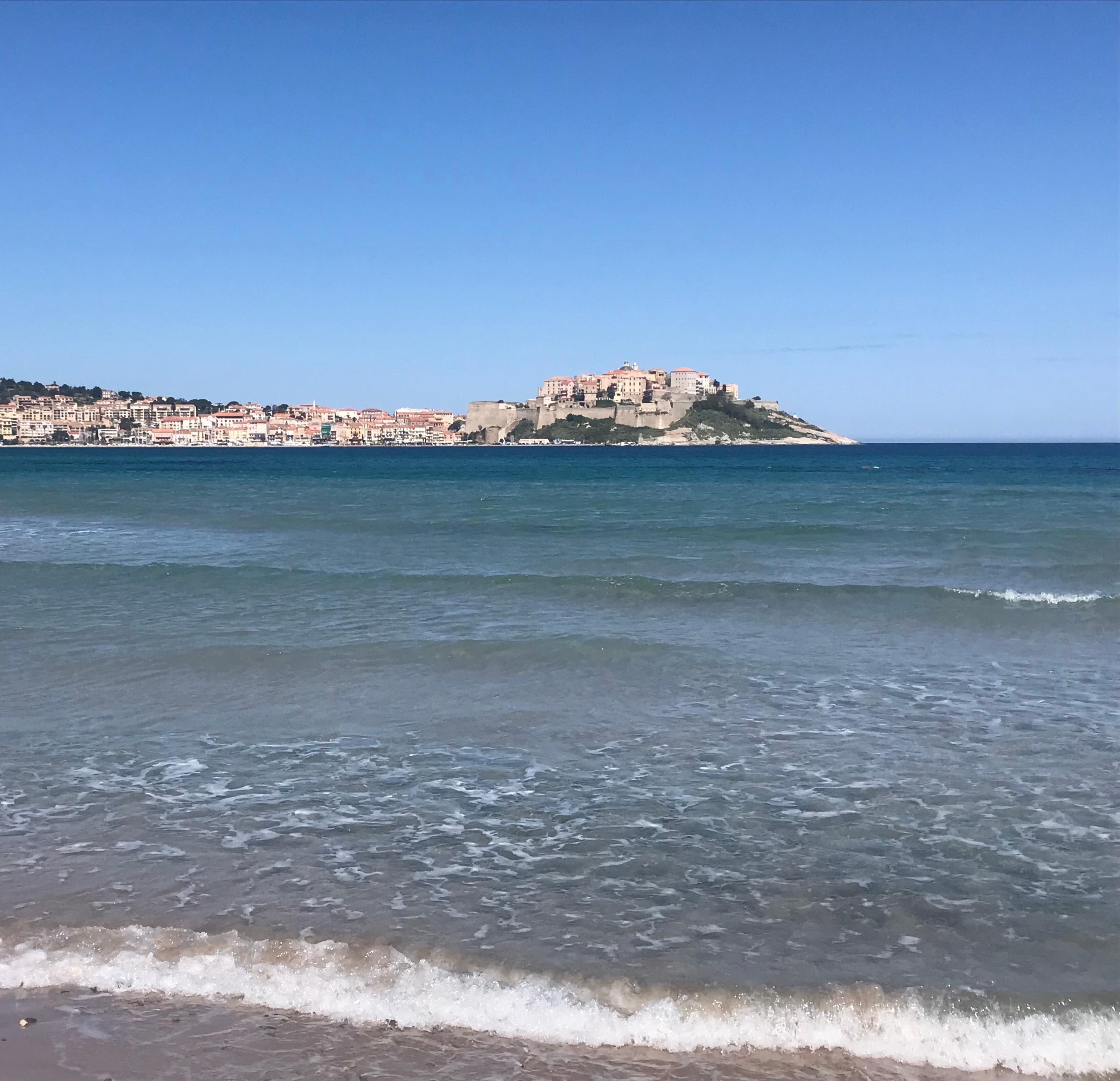 La citadelle de Calvi depuis la plage 