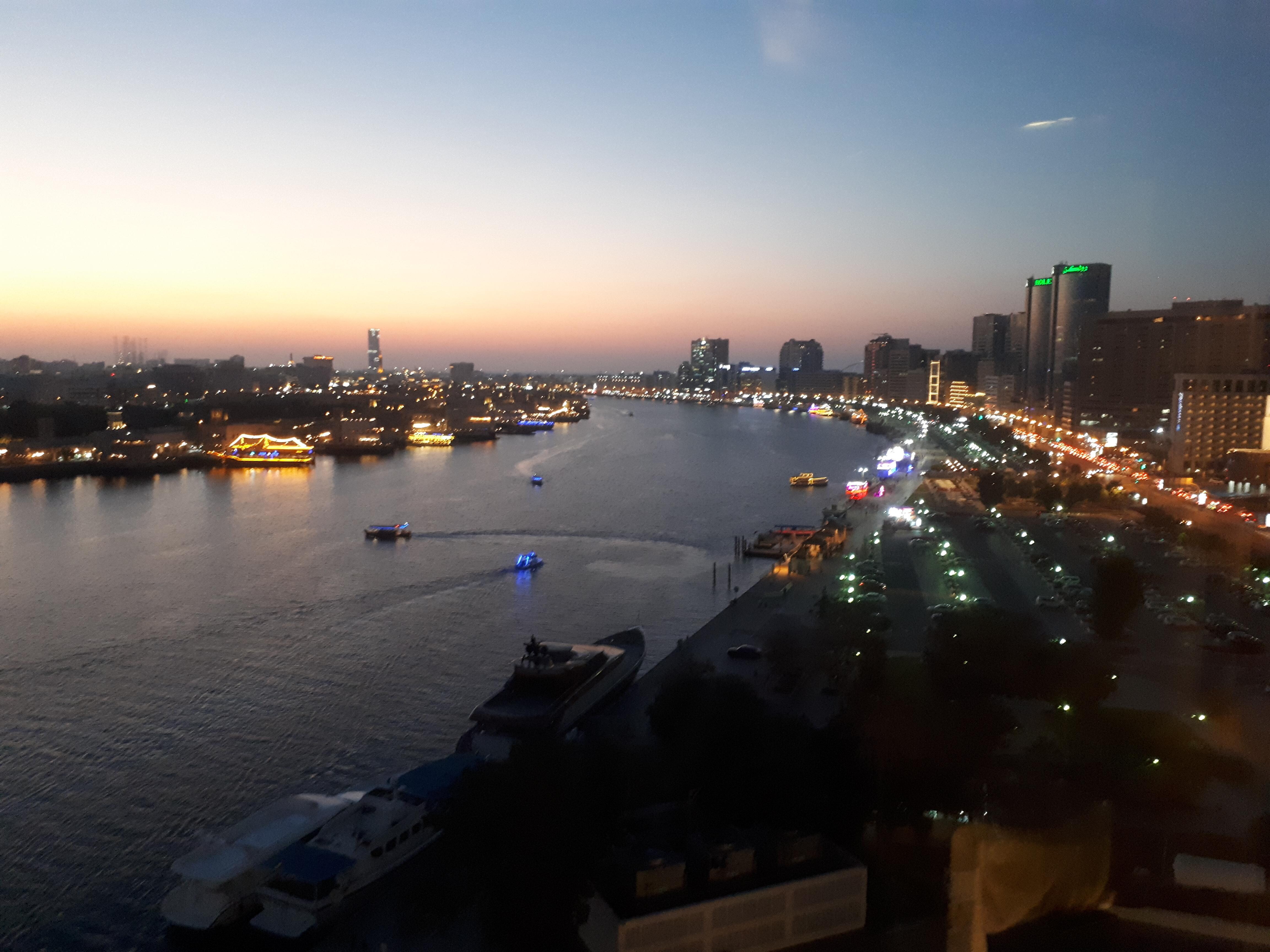 Tramonto sul Dubai Creek vista dal piano 10.