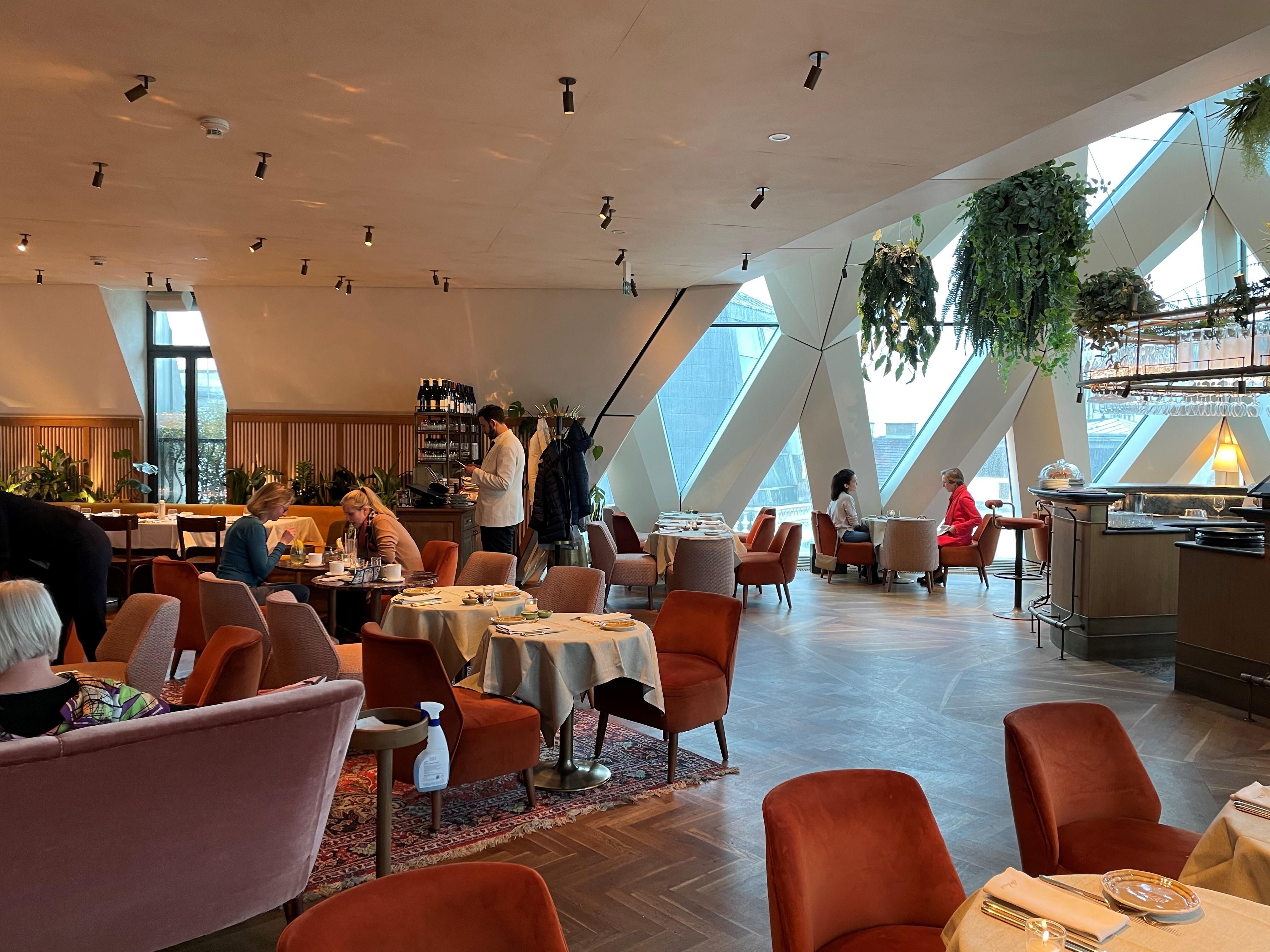 Fra topprestauranten med baren (til høyre i bidet). Inn til venster kommer man til takterassen, som vi ikke benyttet pga regnvær.