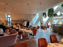 Fra topprestauranten med baren (til høyre i bidet). Inn til venster kommer man til takterassen, som vi ikke benyttet pga regnvær.