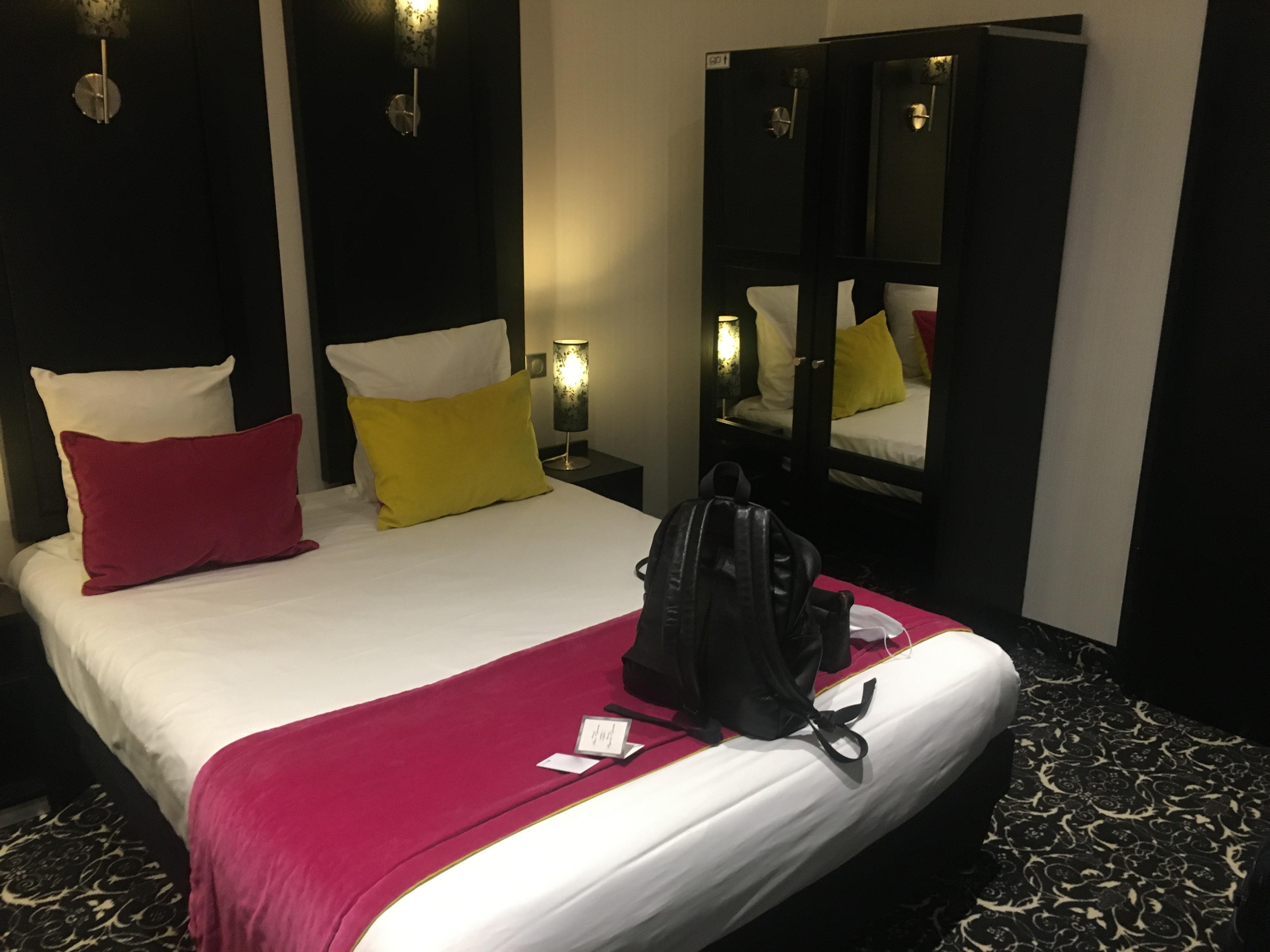 Petite chambre mais fonctionnelle et très jolie.