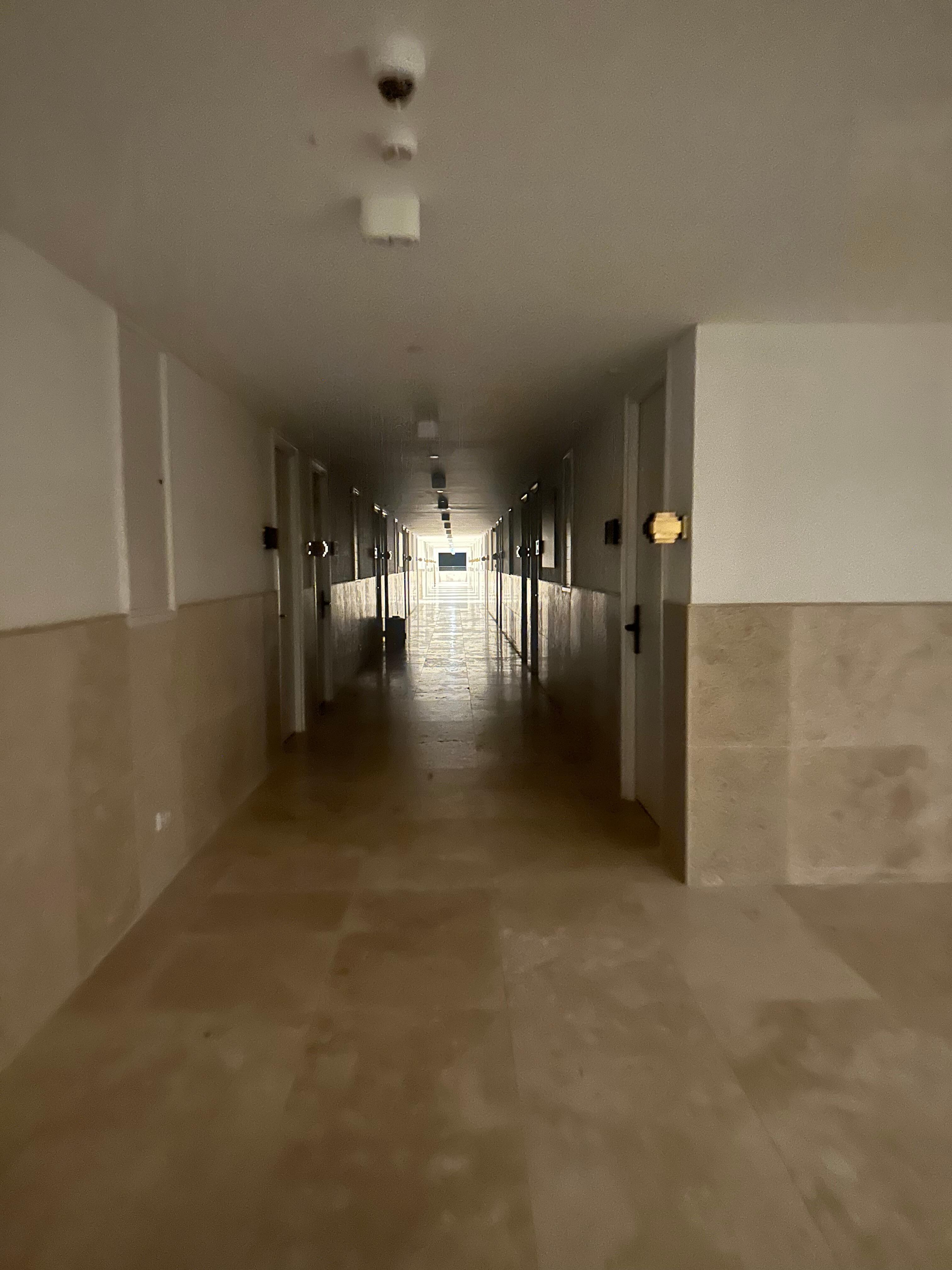 Corredor do quarto ficou uns 4 dias sem luz. De noite ou você acendia o celular ou andava no escuro.