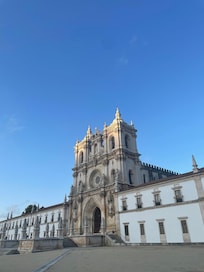 Kirken lige ude foran hotellet.