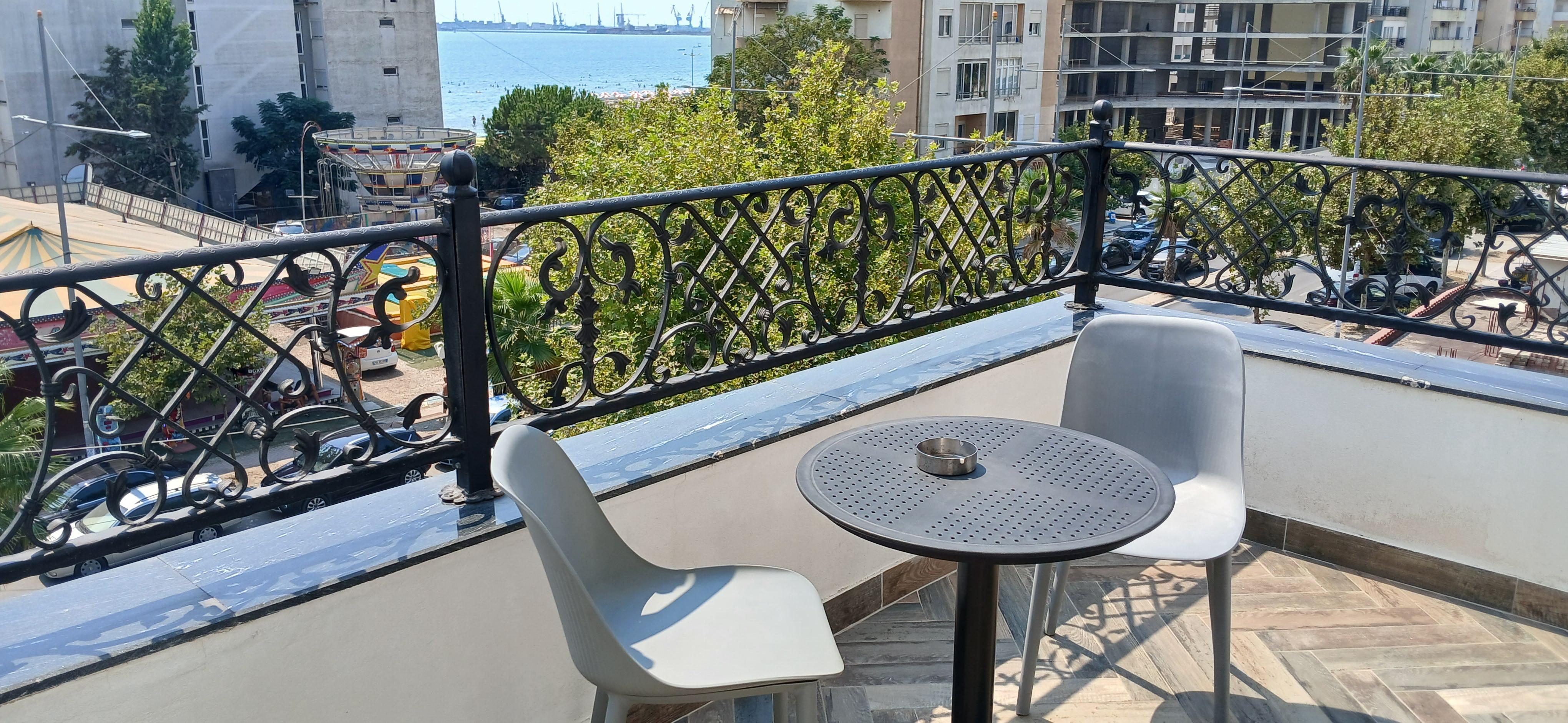 Balcony with view of the sea.