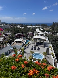 That is the view from the roof top pool, not the hotel itself.