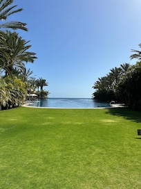 Infinity pool