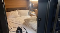 Muy limpio con suficiente espacio. Las maletas van fuera del cubículo en un locker.