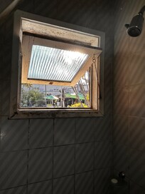 Janela do banheiro mal conservada.