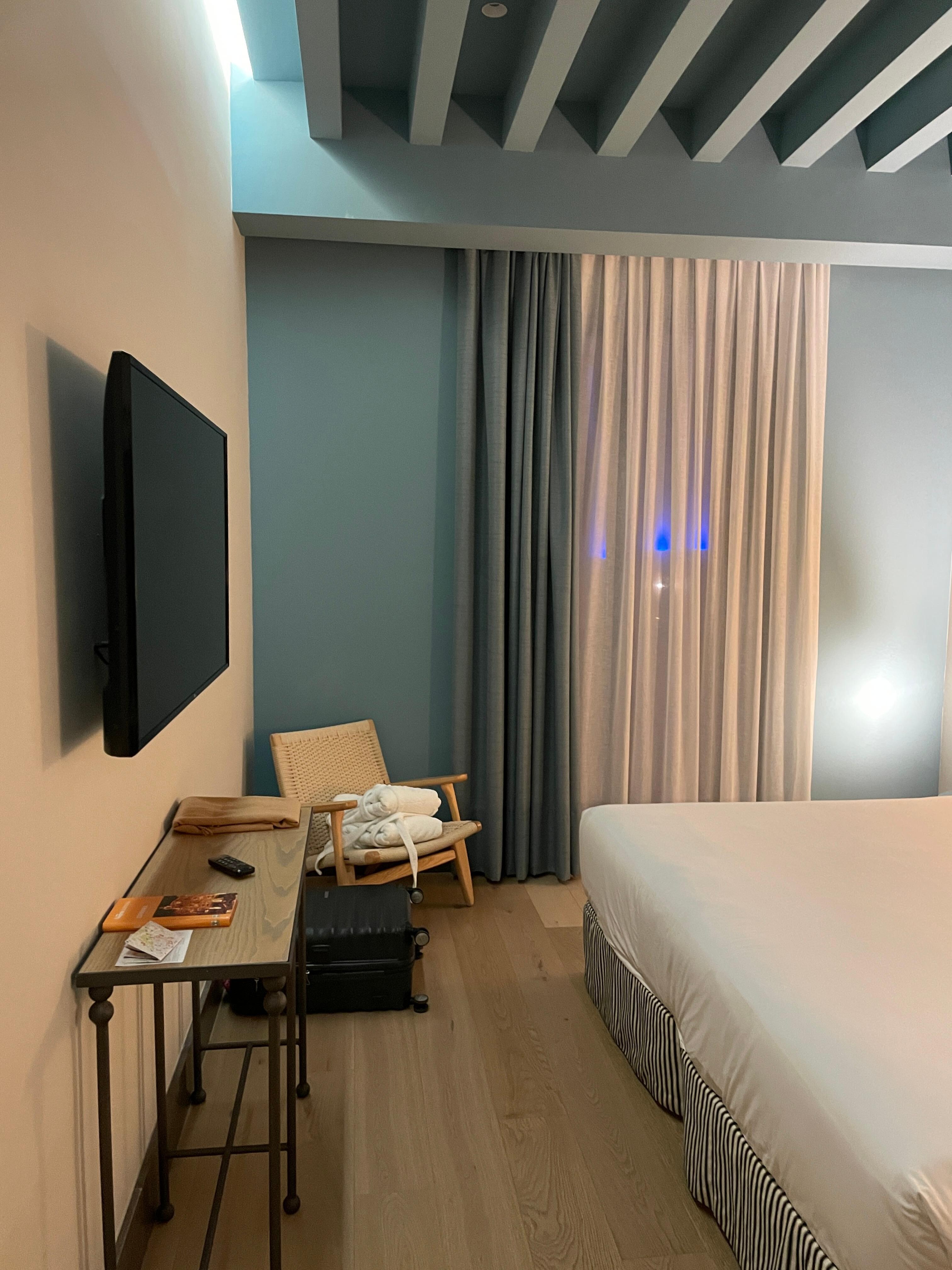 Quarto luxo tam ótimo e vista para Las Setas. Barulho de fora nao incomodou, mas ficamos no terceiro andar.