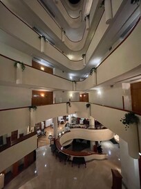 HĂŽtel de 1903, rĂ©novĂ© un jour, il y a logtempsâŠ.
Salle de bains desuette, lit extra dur!