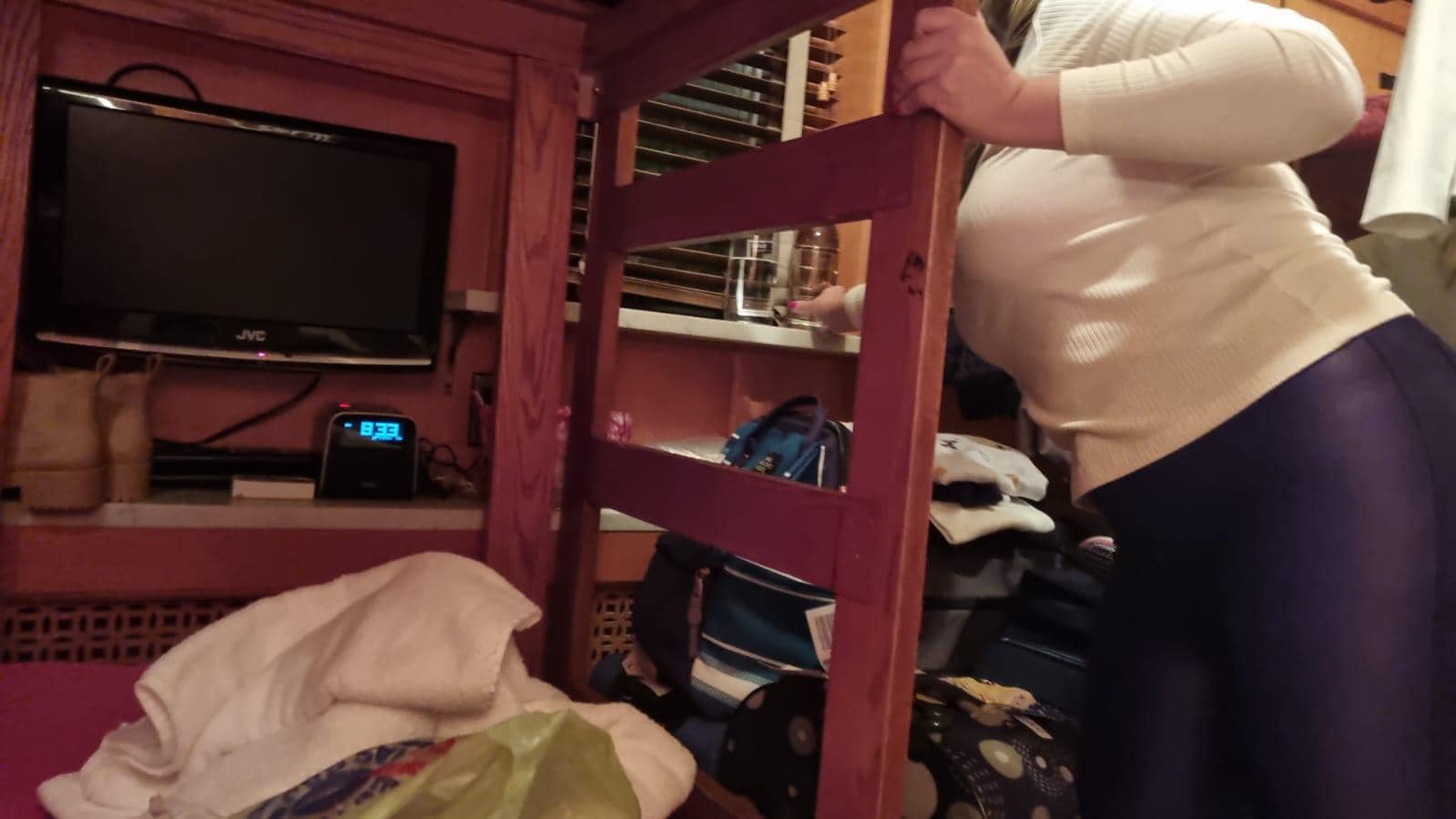 Quarto, espaço para circulação, o quarto tem aprox 2m comprimento por 1,60m largura, o quarto mede uma cama queen. Pouca ventilação.