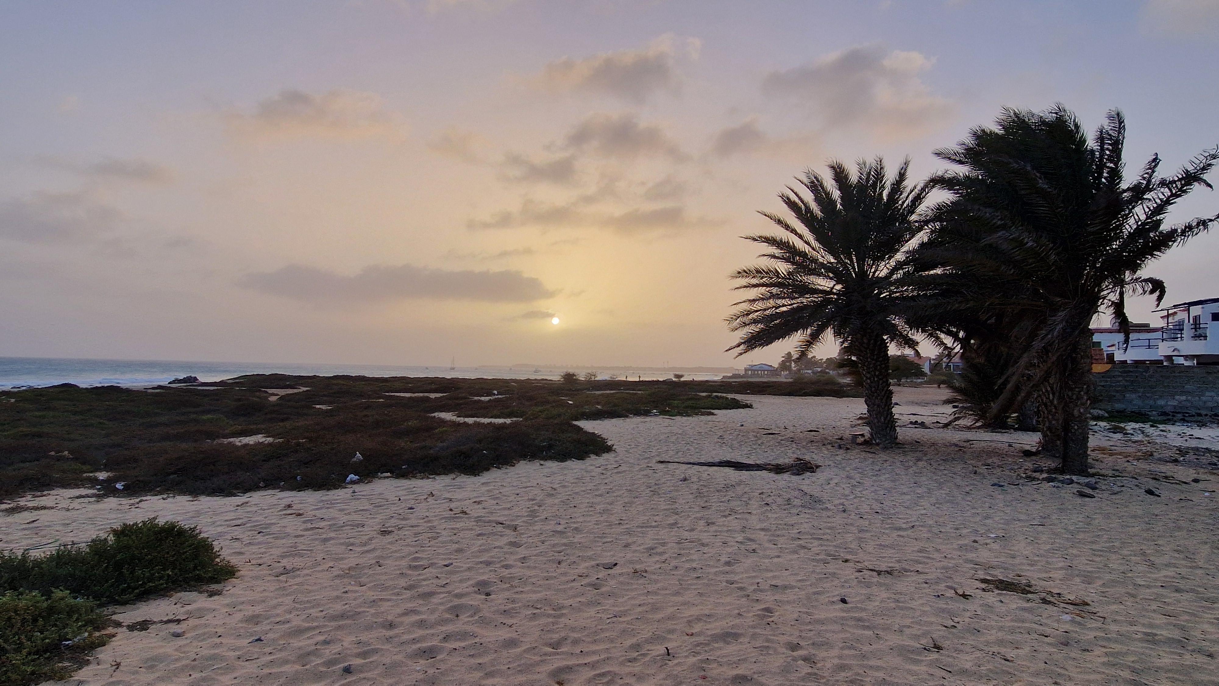 Stranden er uendelig og vakker i solnedgangen