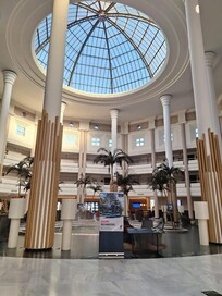 Área com chafariz próximo ao bar e restaurante