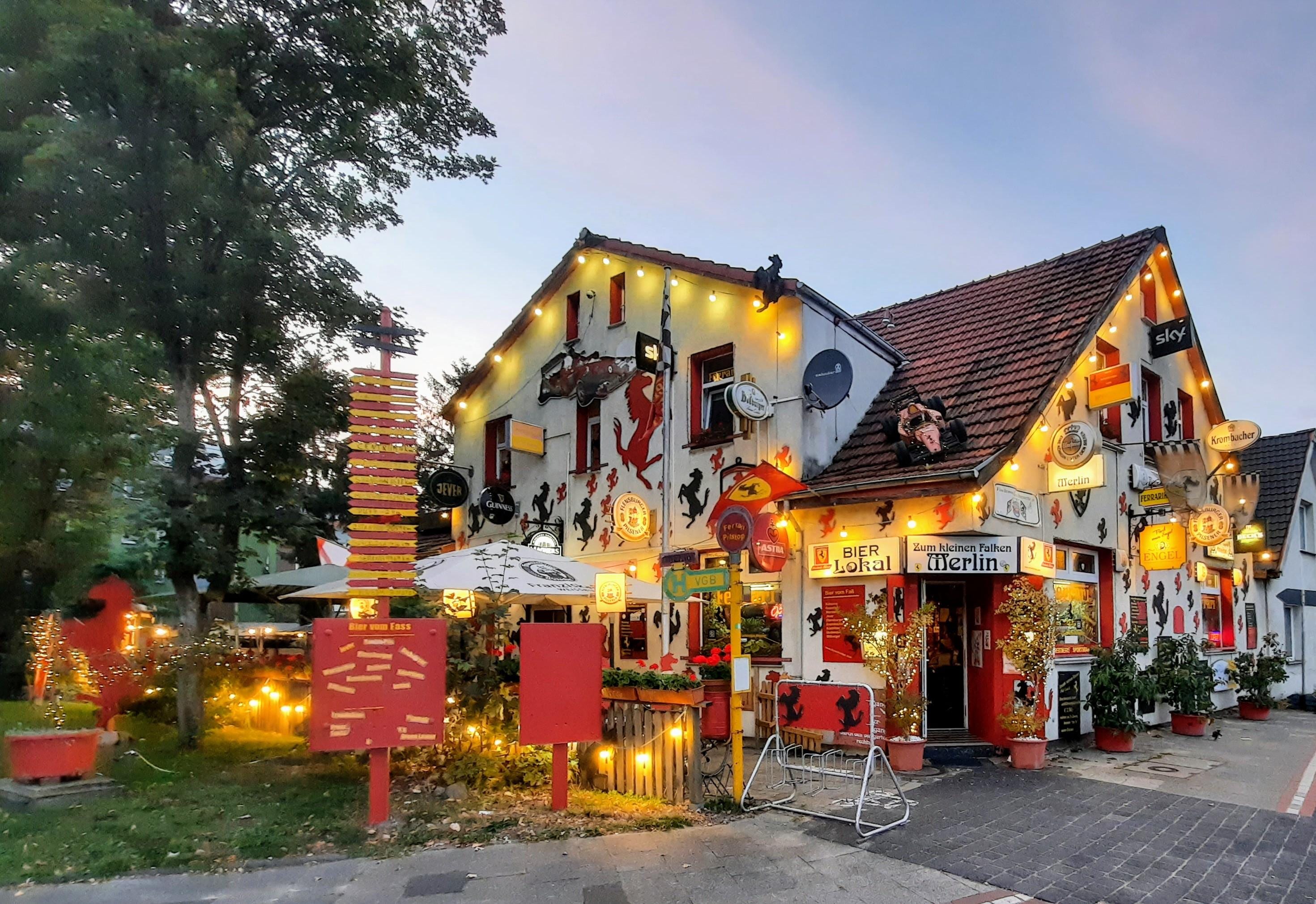 Ferrari cafe om de hoek.