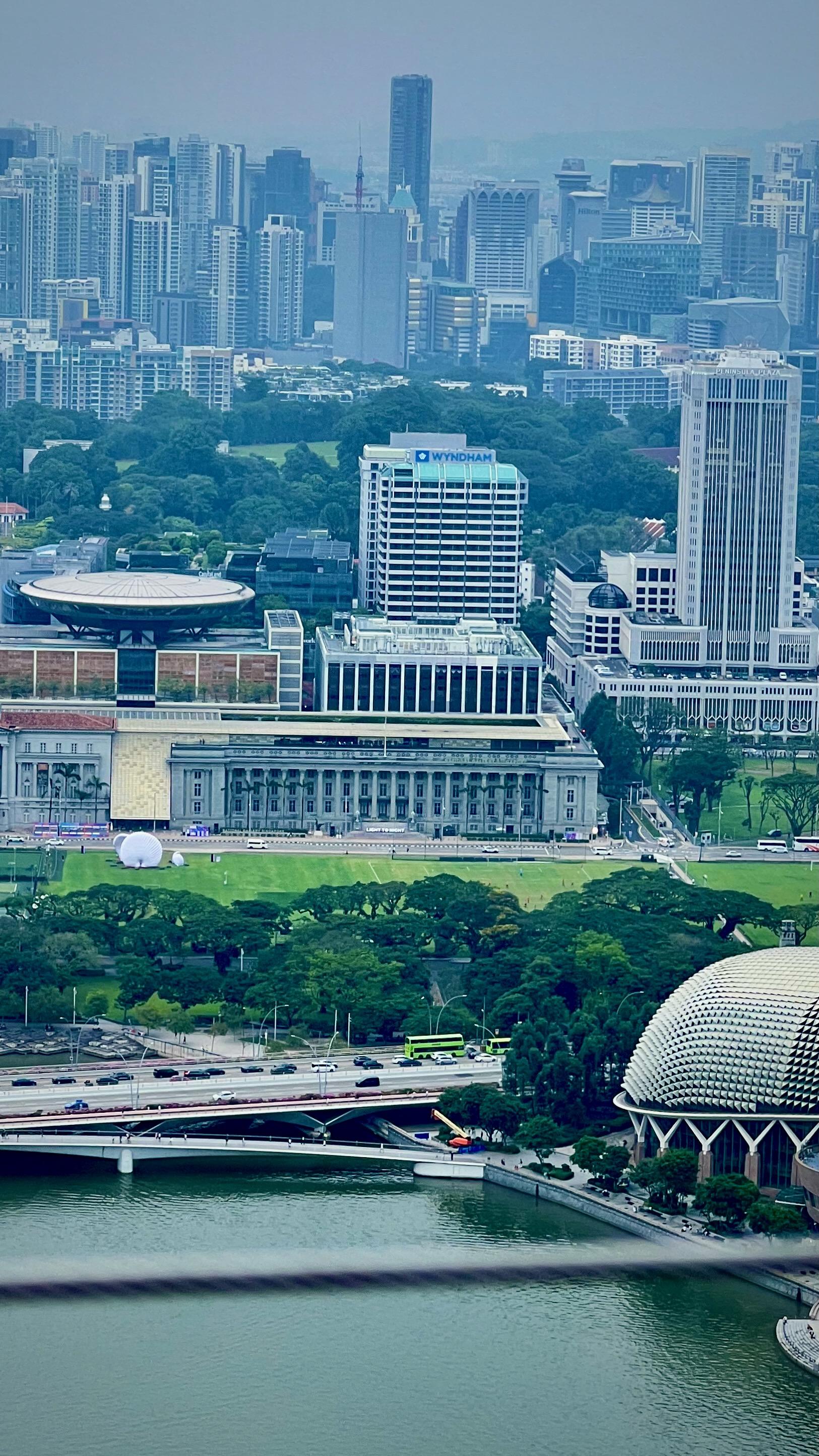 Hotel au centre de la photo (prise du toit du Marina Bay Sands Tower