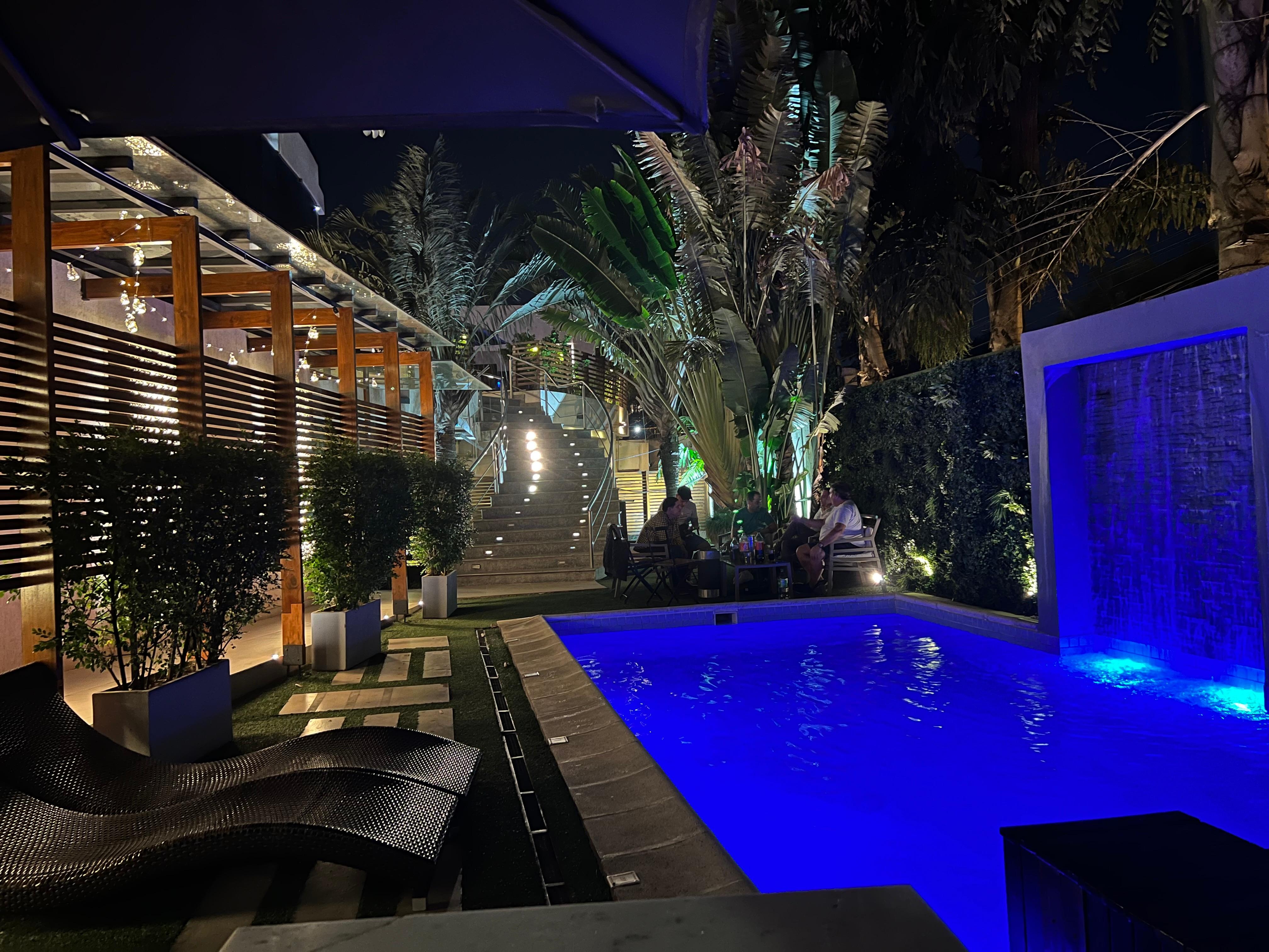 Piscina da área inferior. Há uma outra pequena piscina no deck superior