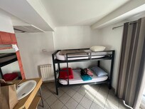 Neanche l’asciugamano piccolo, era a pagamento 3€ uno per notte