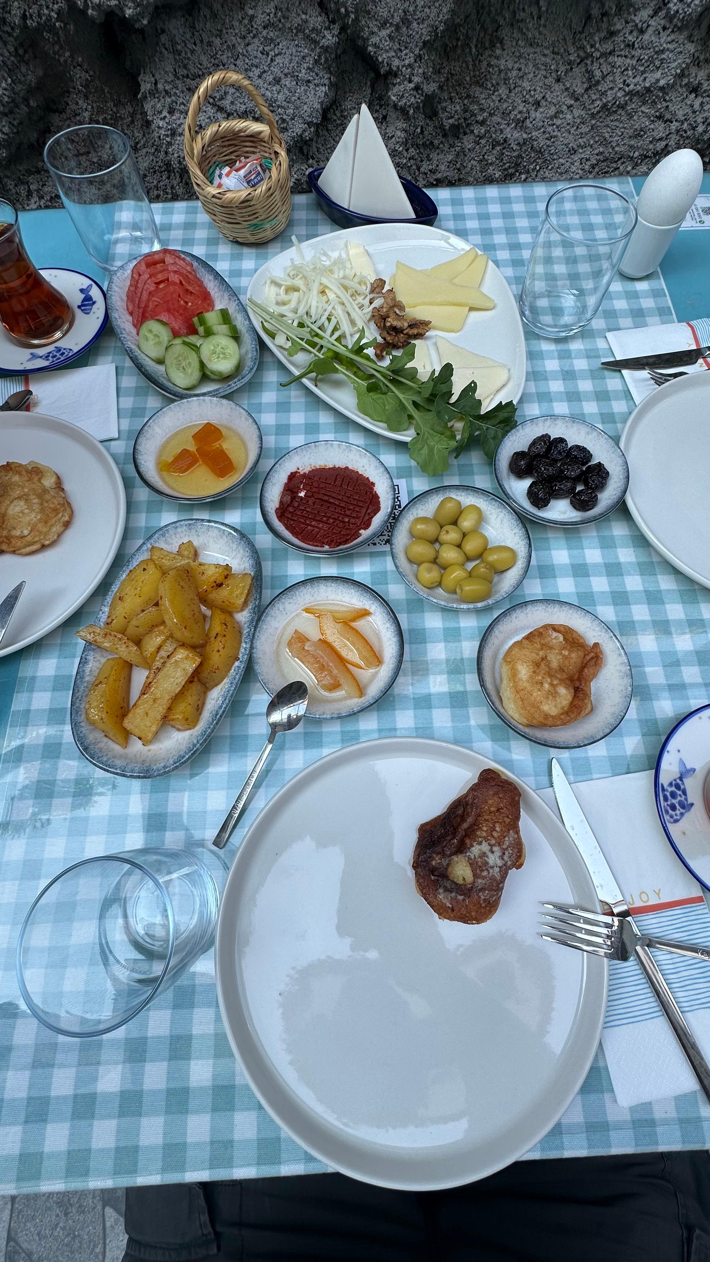 Kahvaltıdaki çeşitler her gün biraz değişiyordu ve ne isterseniz fazlasıyla getiriyorlar.