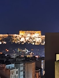 Akropolis näkyy yläkerran baarista ja uima-altaalta