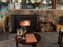 Restaurant lounge