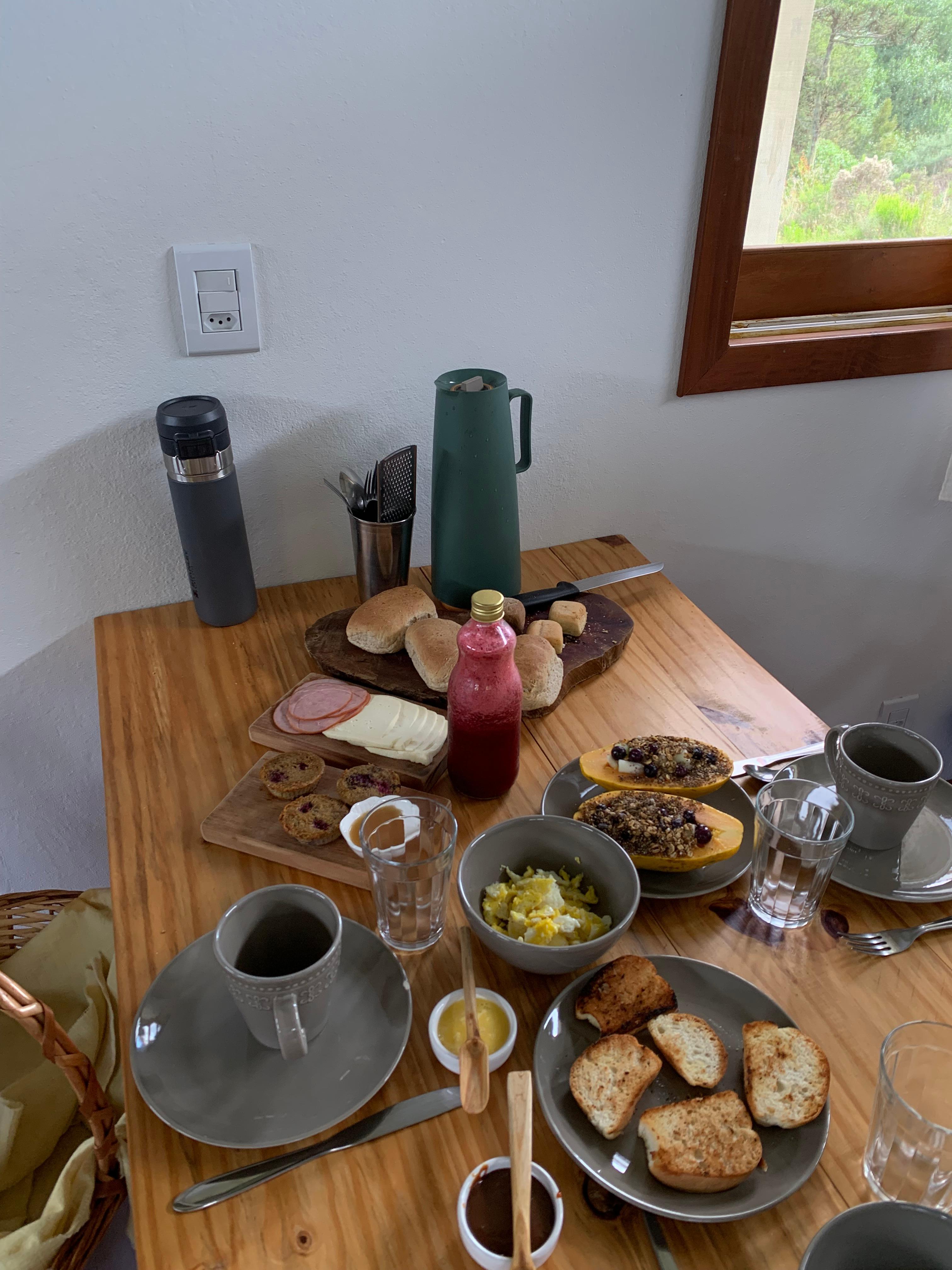 O Café da manhã é servido em uma cesta deixada na varada da cabana