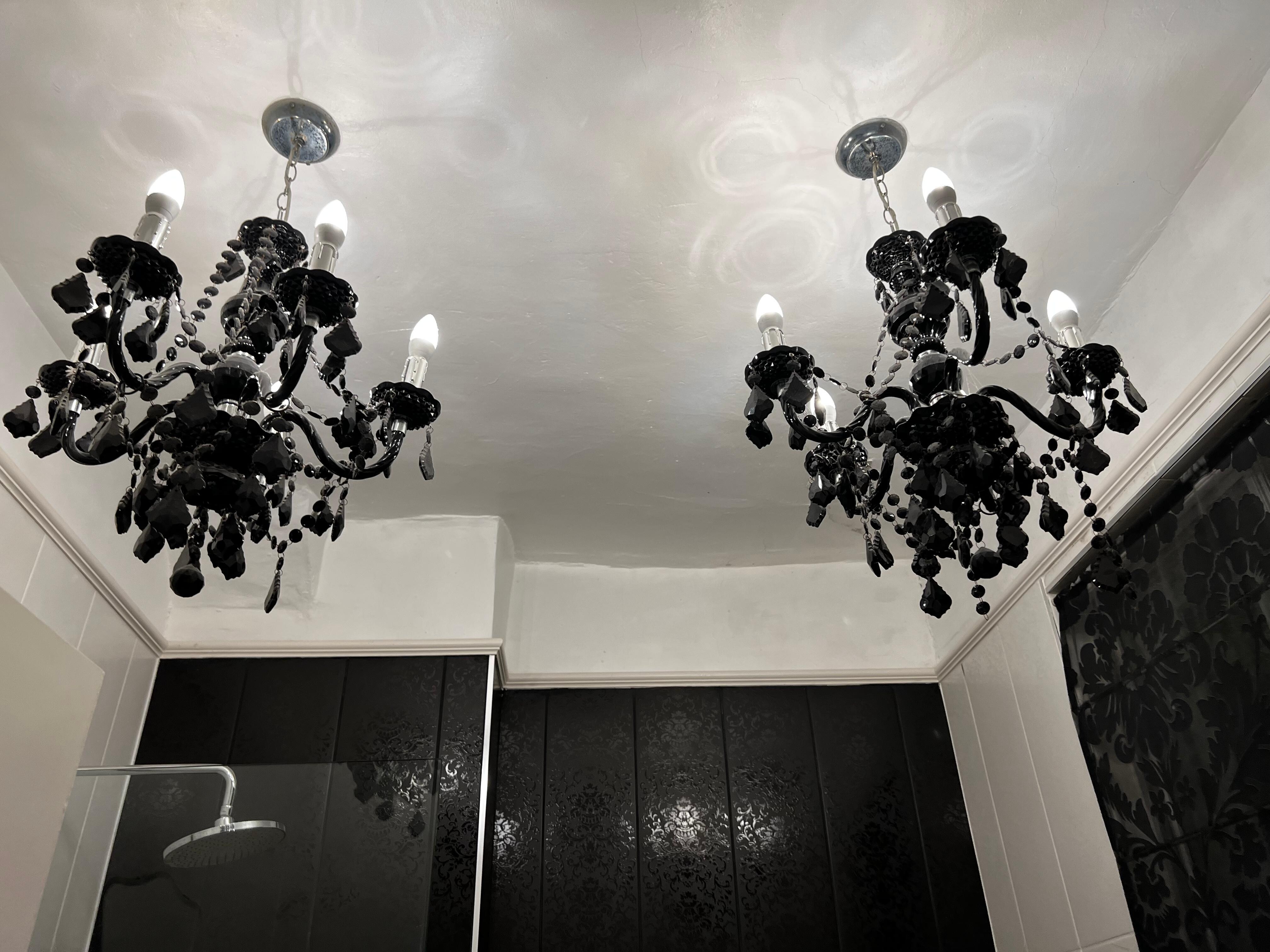 Teo chandeliers and a
Massive bath for Two