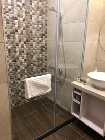 只有淋浴設施,沒有浴缸