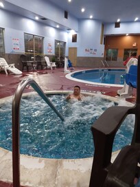 El área de jacuzzi  y la piscina es bajo techo y eso me encanto.