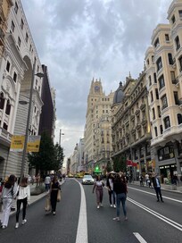 Ahí está el hostal en plena gran vía , a un paso de todos los sitios