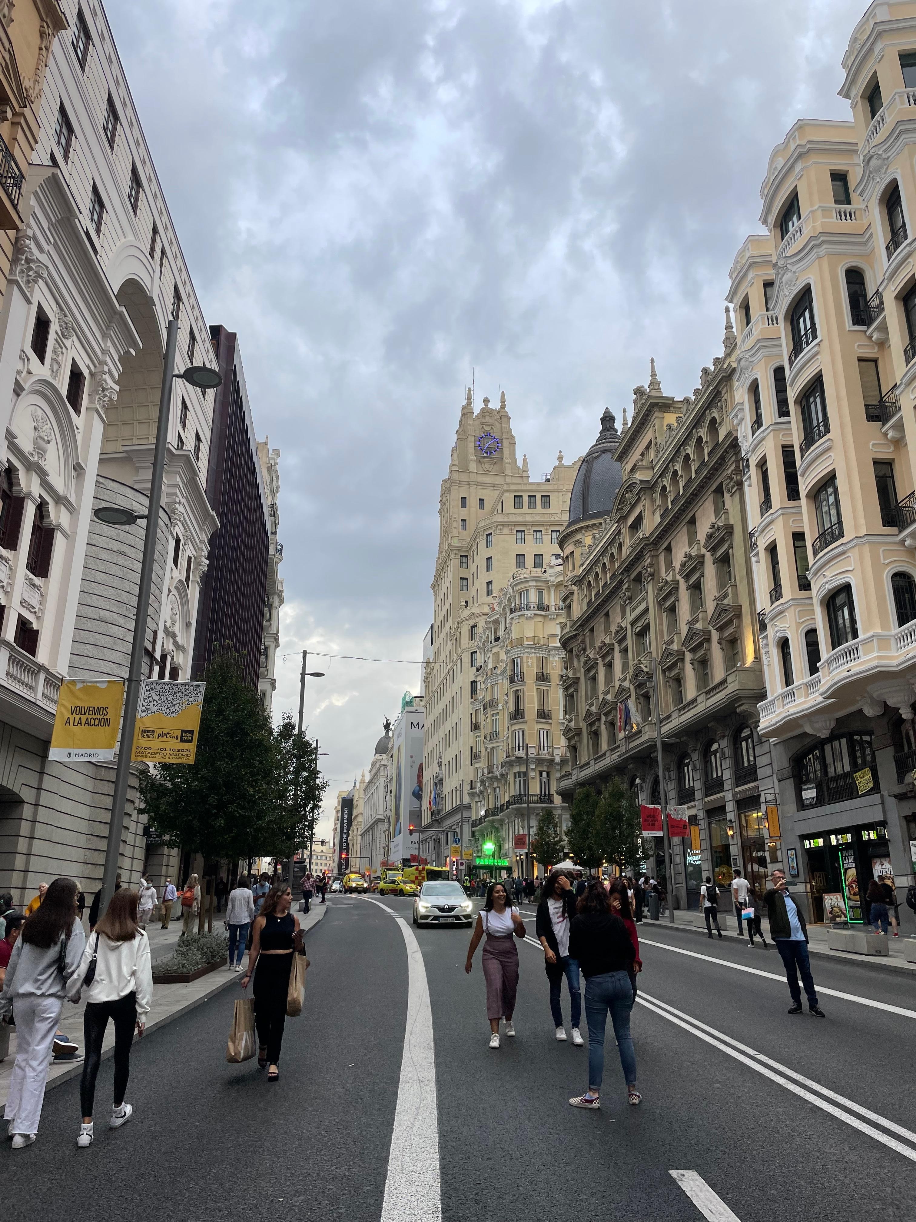 Ahí está el hostal en plena gran vía , a un paso de todos los sitios