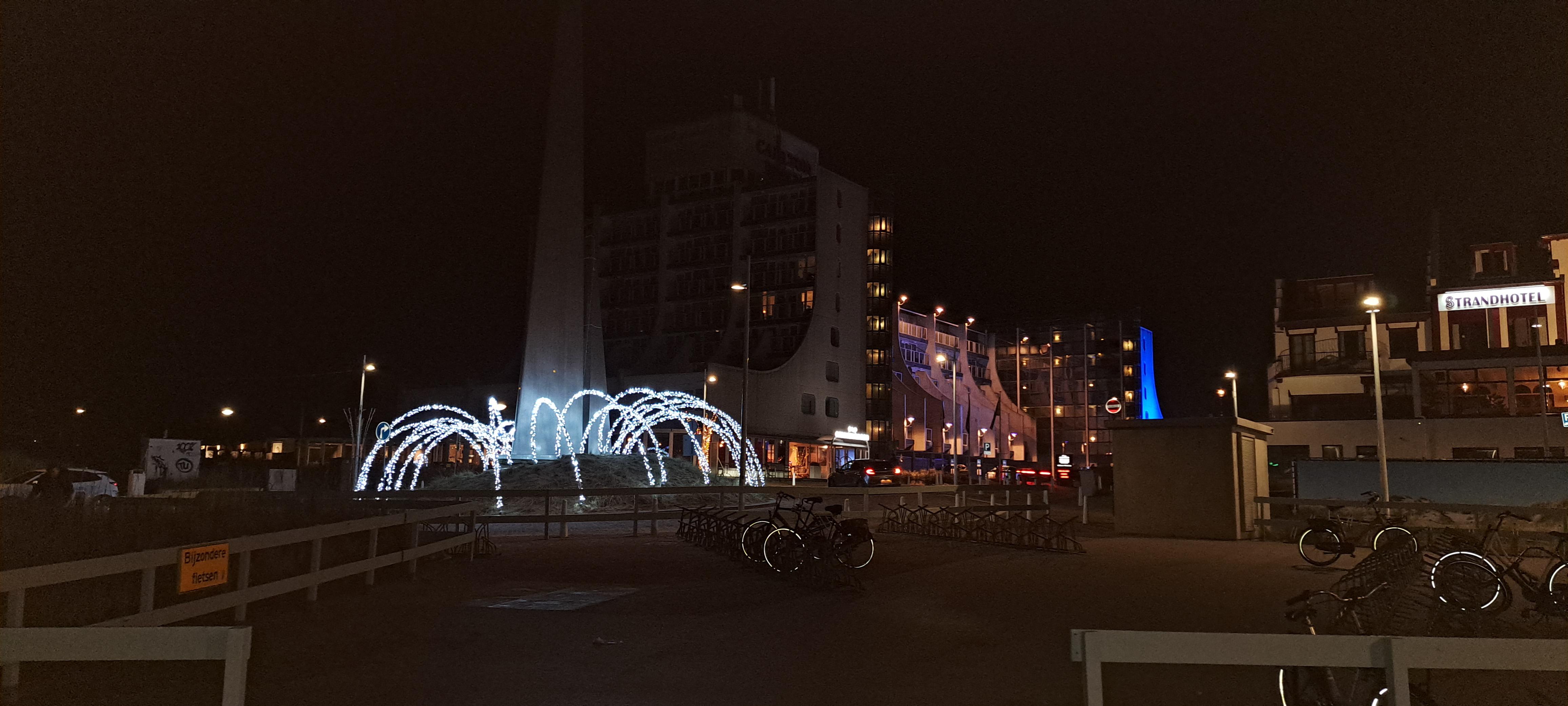 Vanuit boulevard gezien naar hotel