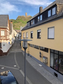 Im Hintergrund sieht man die Burg