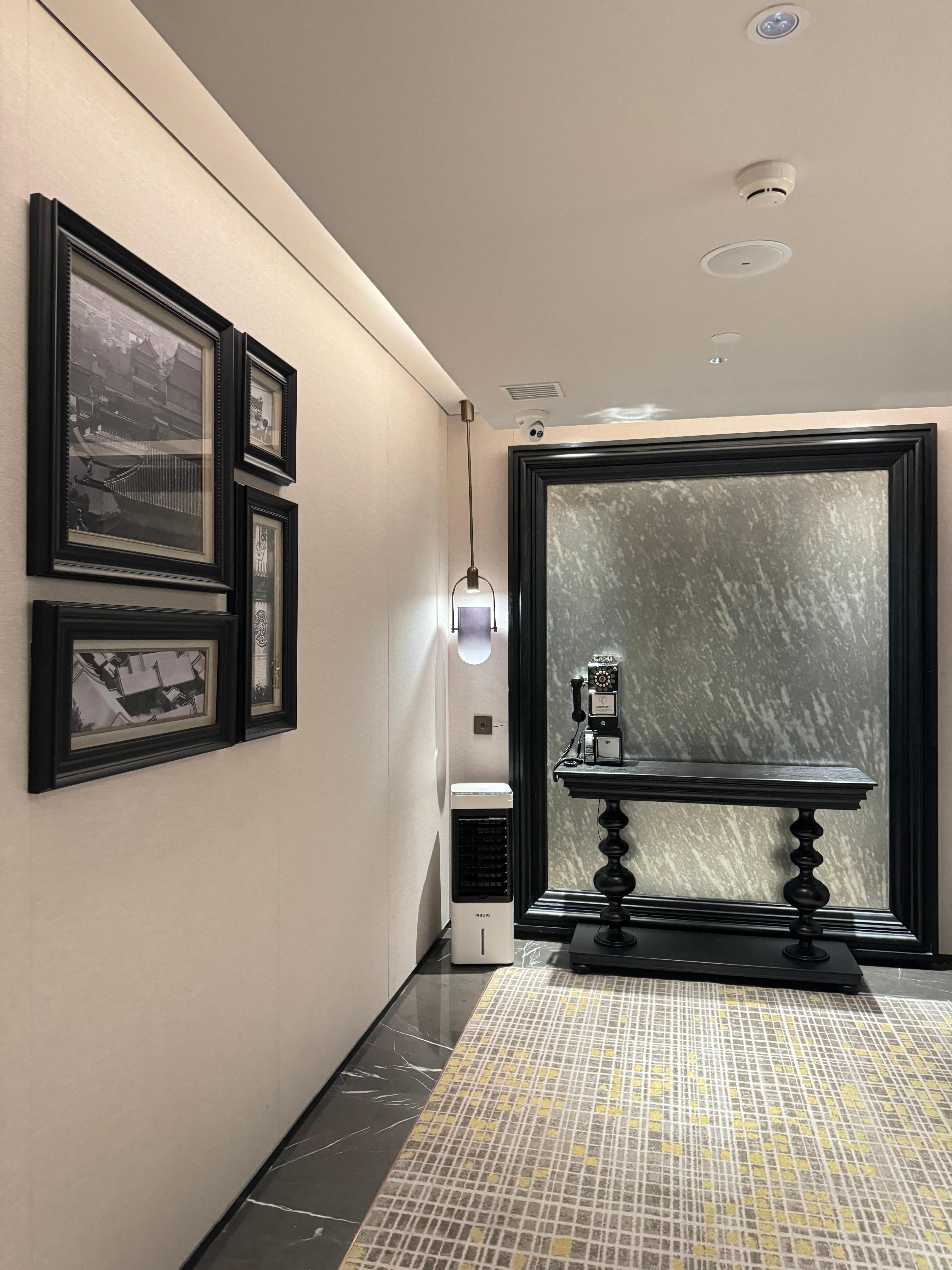 酒店楼层电梯间