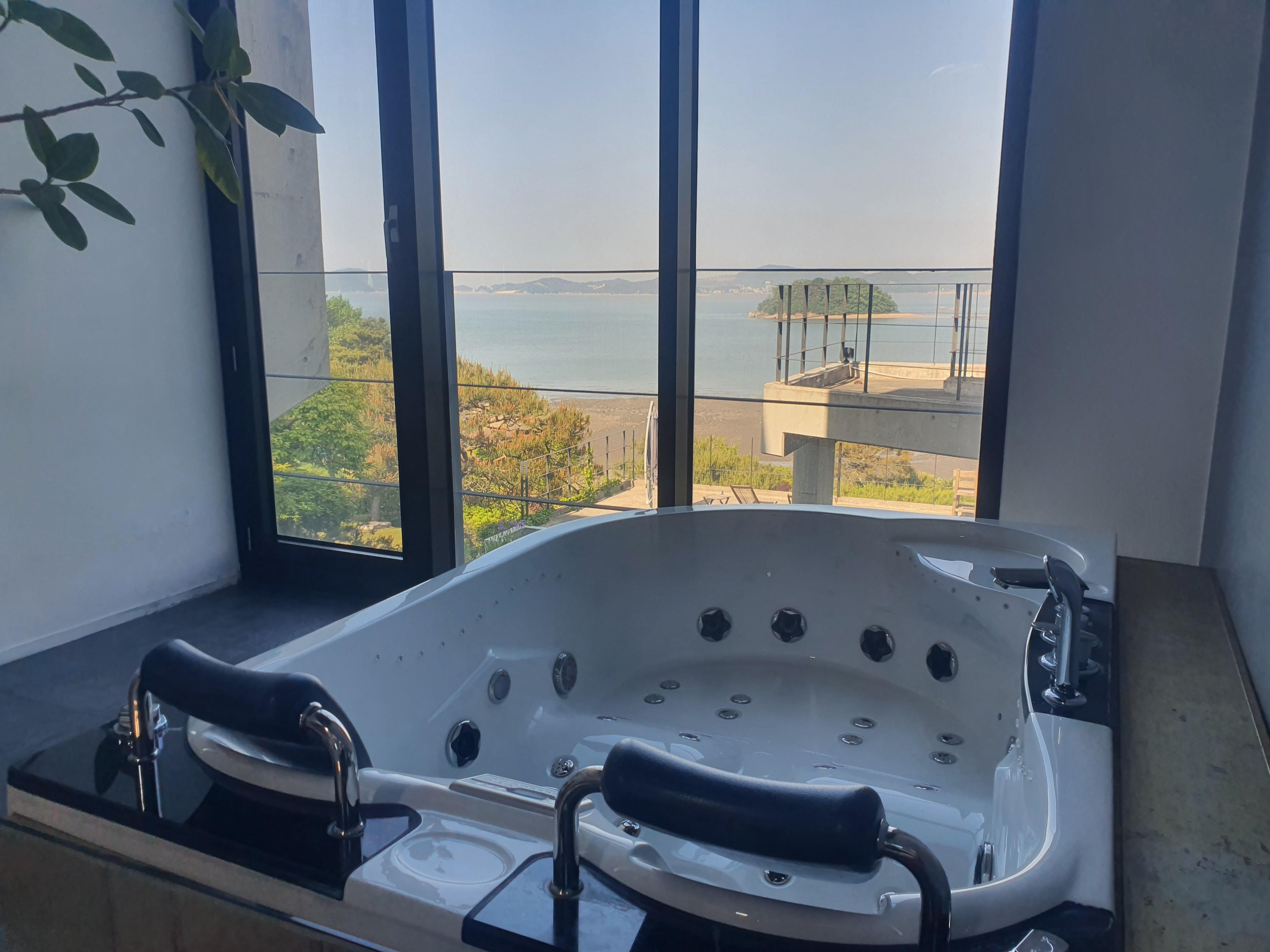 낮에 스파쪽 밖 풍경은 시원한 바다!!