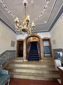 玄関入ると聳える階段