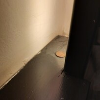 Bakom sängen så finns det en vägg med lampor som visas på bilden, mycket damm men även smuts samt pengar om du har tur!?