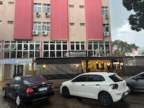 Fachada ao lado de um restaurante