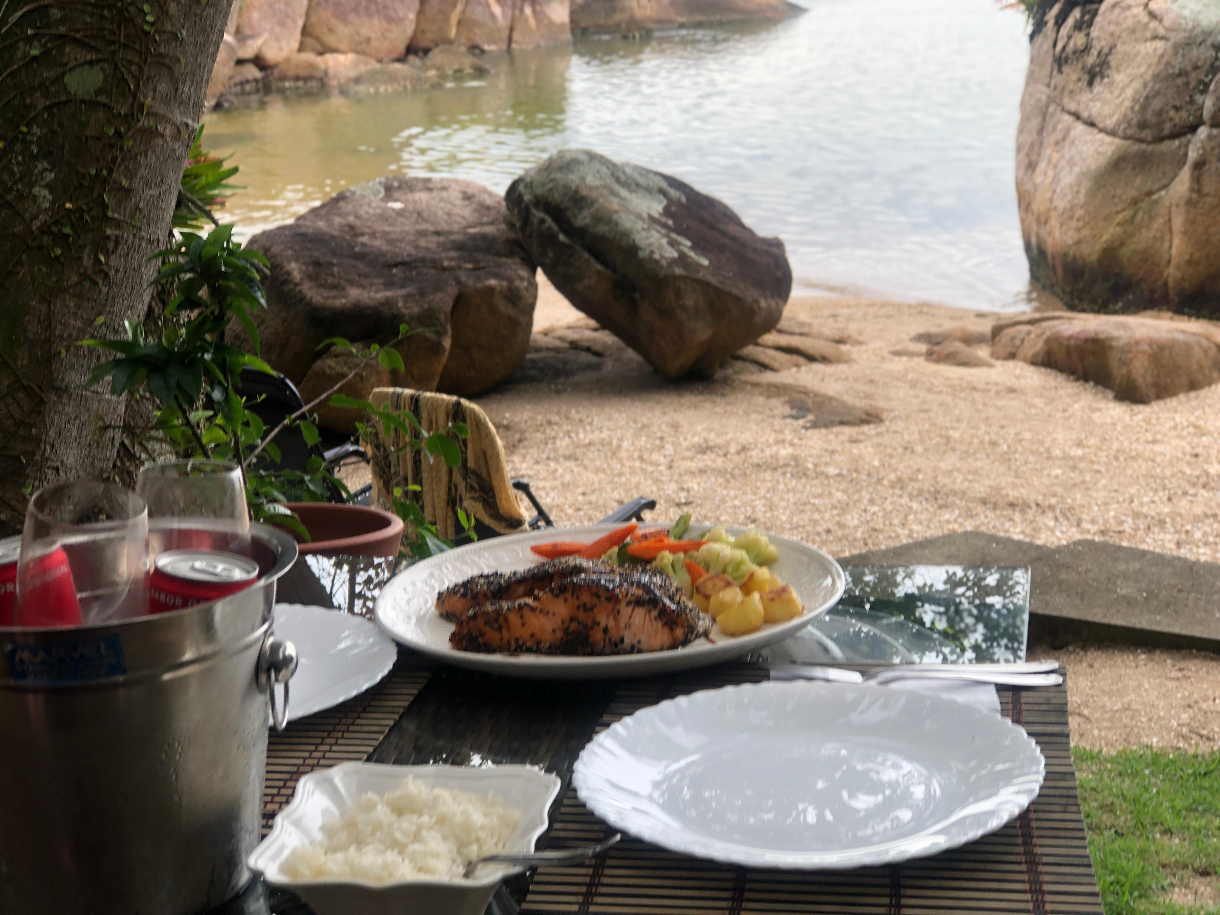 Almoço servido na praia