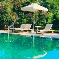 Vid hotellets pool.