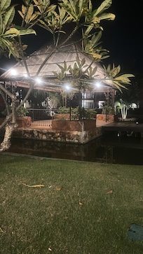 Visão noturna do lago