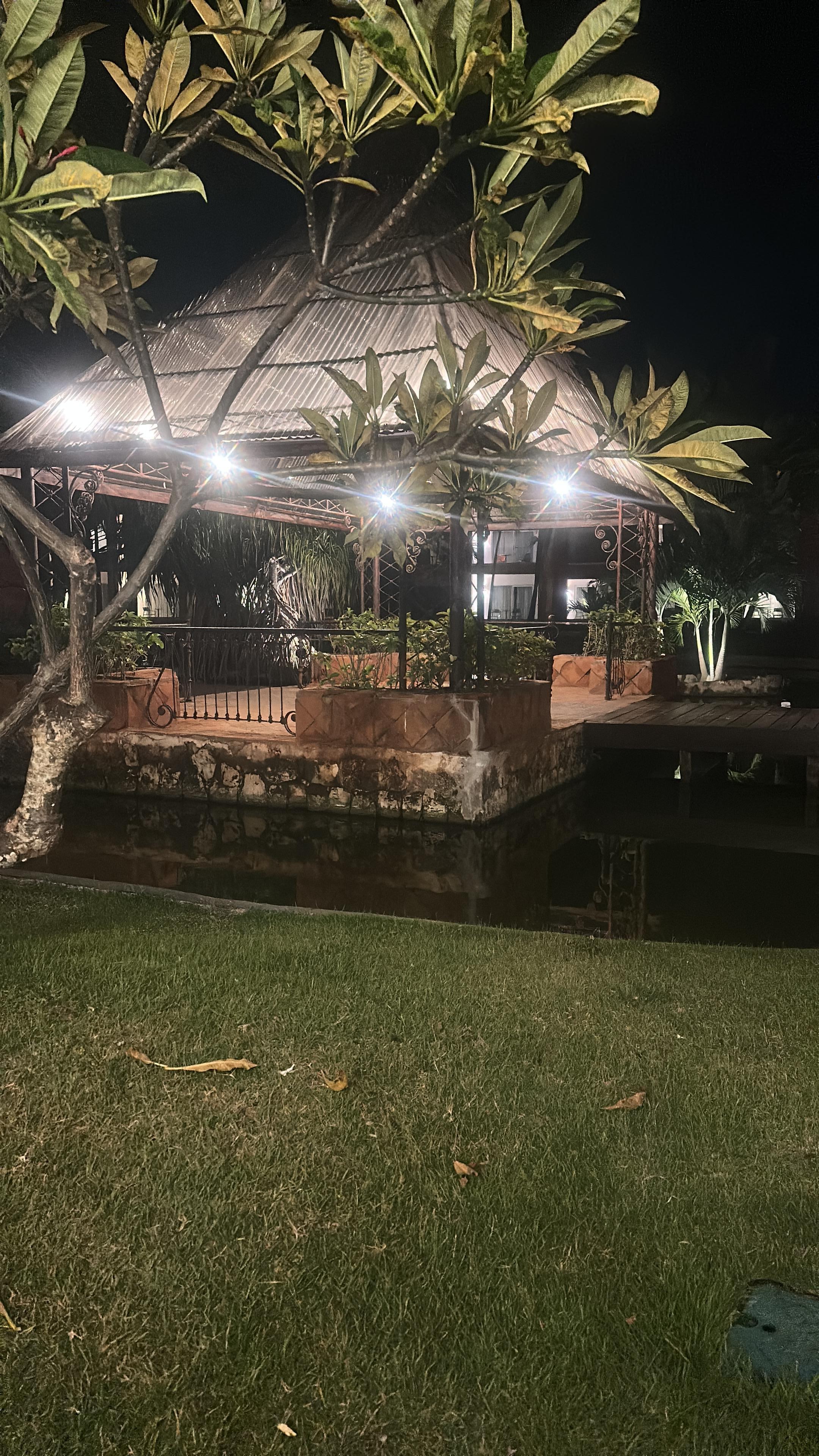 Visão noturna do lago