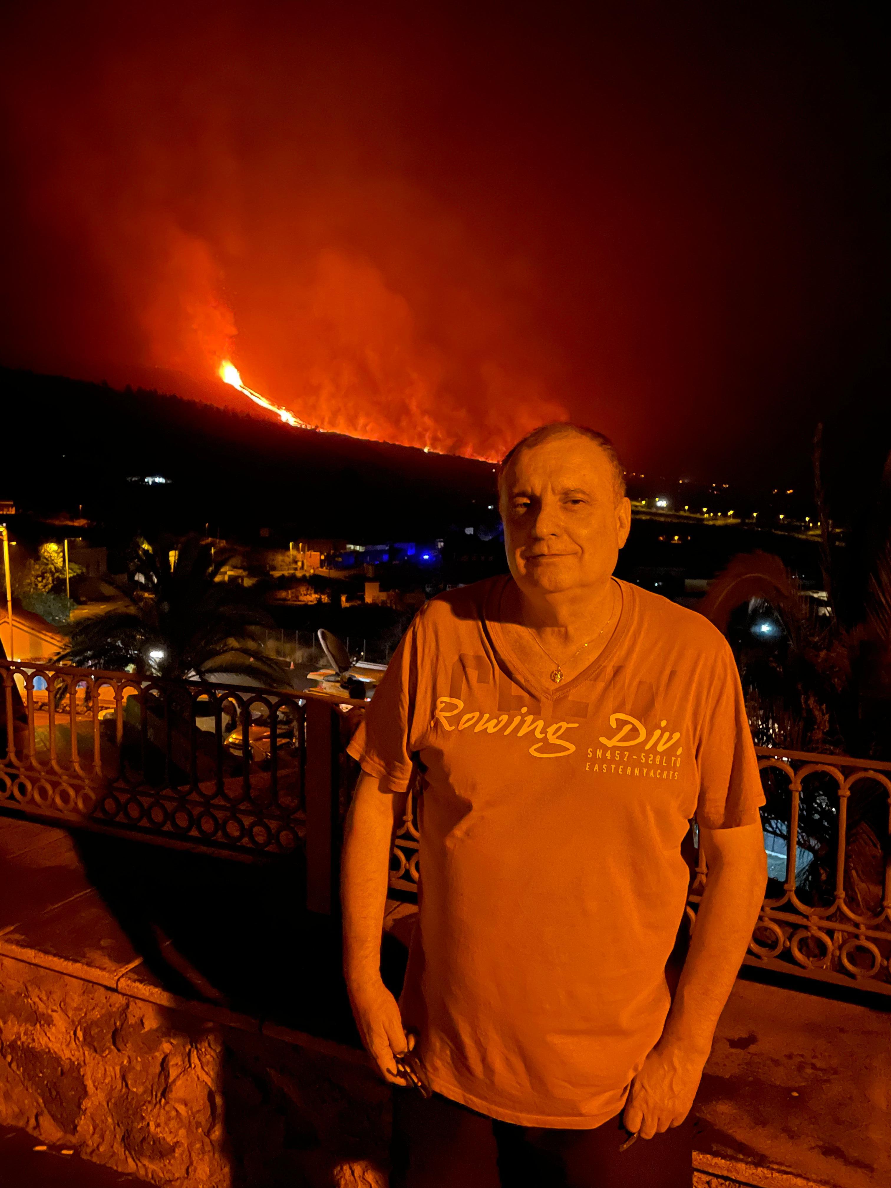 Foto con el volcán cumbre vieja al fondo