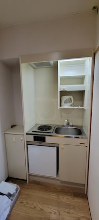 Small kitchen unit. Perfect if you want to cook (but I don't). Fridge for cold stuff. Entrance tight & you MUST remove your shoes.