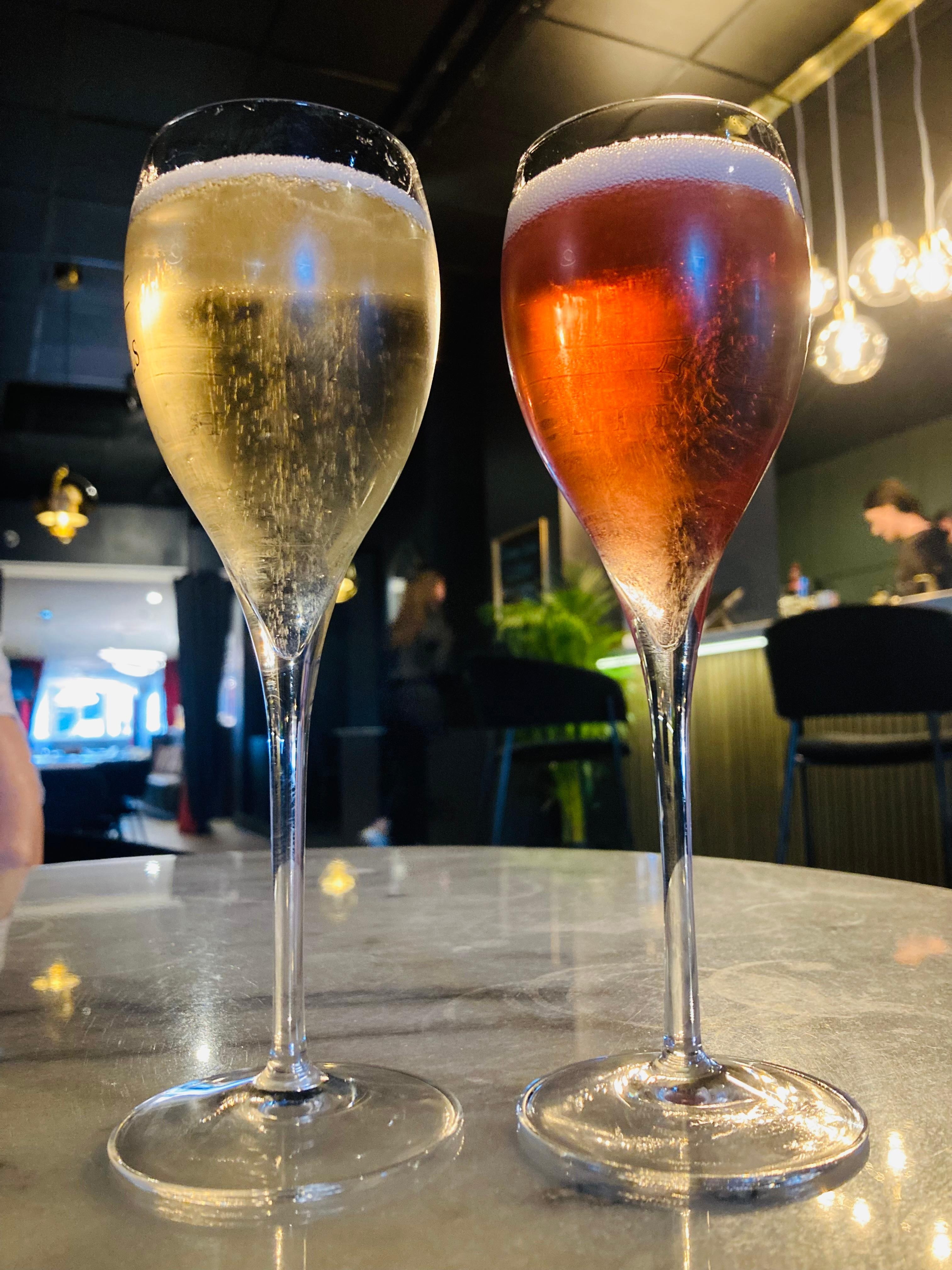 Glaasje champagne in de bar